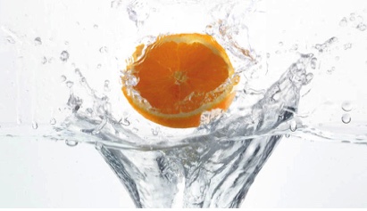 Orangenscheibe auf Wasserstrudel